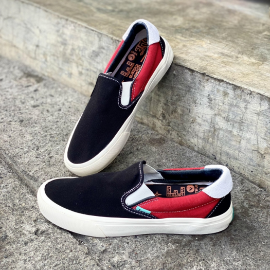 TRUE ONE SHOOT SLIP ON BLACK/RED CANVAS